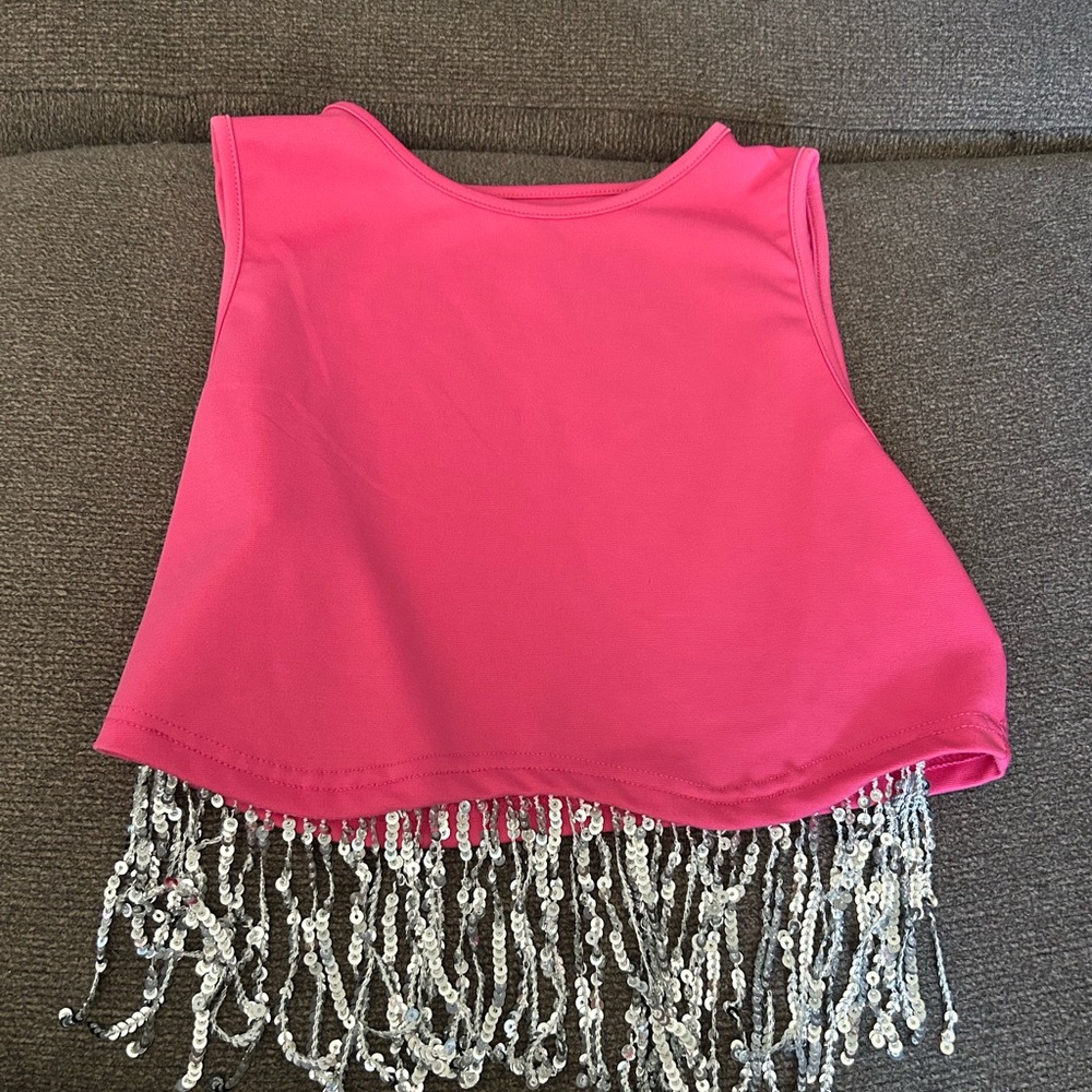 Crop top with fringe.
